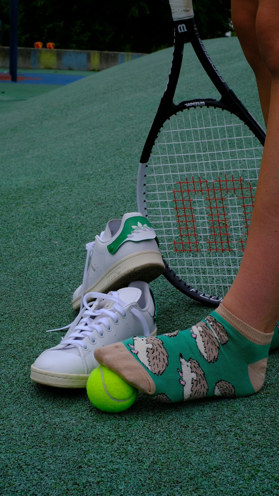 A tennis player with a tennis racket and a tennis ball