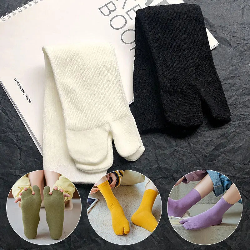 Cozy cotton split-toe socks in black and white, perfect for comfort and style.