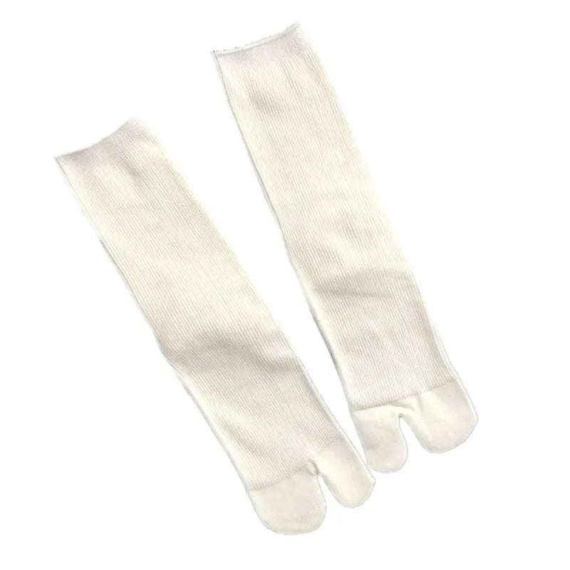 White cotton tabi socks with ribbed texture, designed for comfort and breathability.