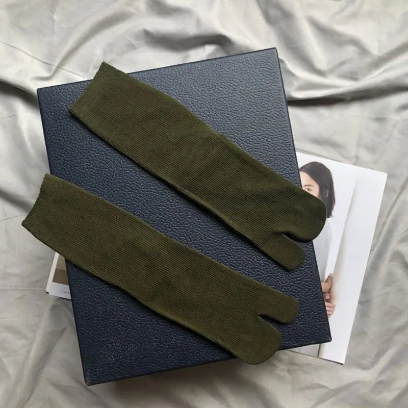 Olive green toe socks made of soft cotton, perfect for comfort and style.
