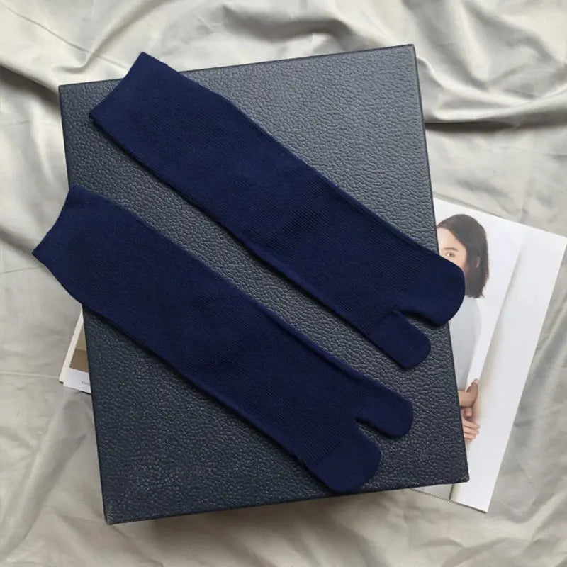 Navy blue toe socks made from soft cotton, perfect for comfort and style.