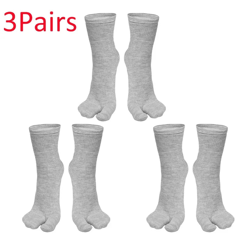Set of 3 pairs of gray cotton toe socks, comfortable and breathable for everyday wear.